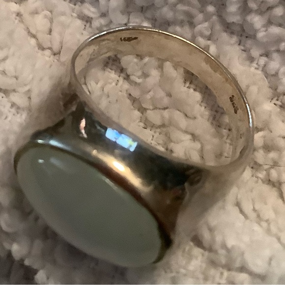 Jewelry - Green oval stone silver ring